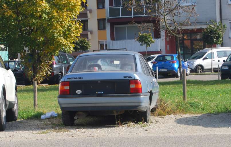 zapuščen avtomobil