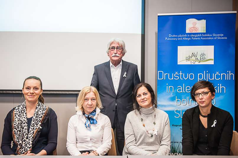 Govorci na novinarski konferenci ┼Żivljenje s polnimi plju─Źi
