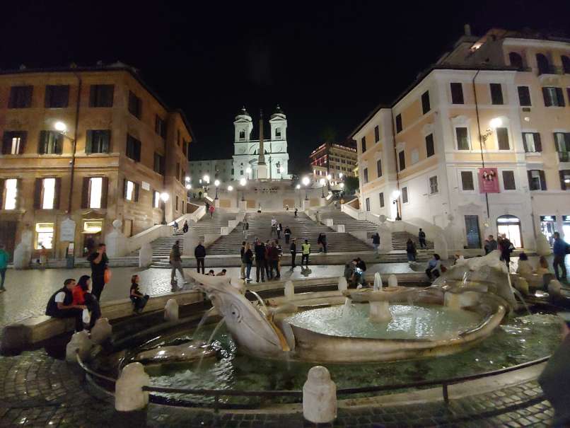 Španske stopnice, v ozadju cerkev Trinita dei Monti