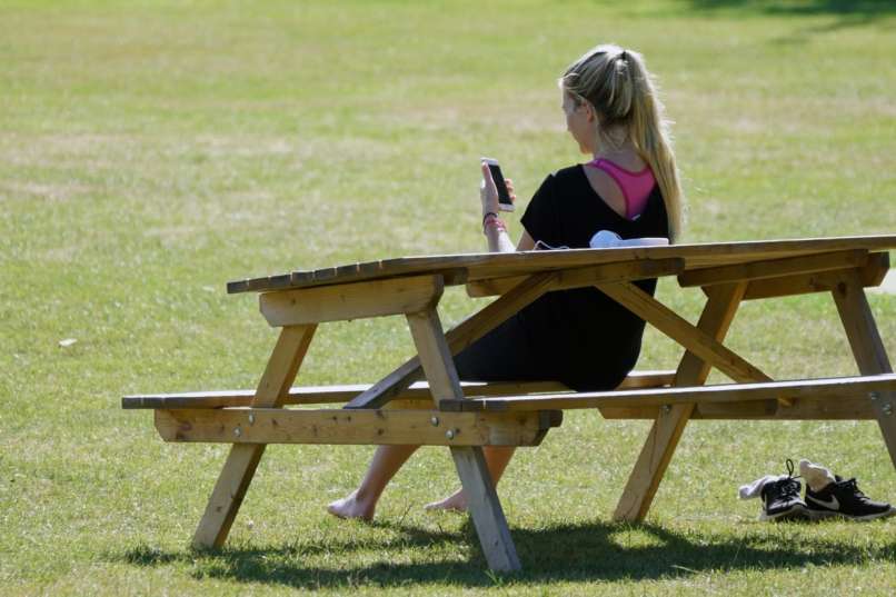 vročina, visoke temperature, bosa, ženska, dekle, svetlolaska, piknik, park, trava