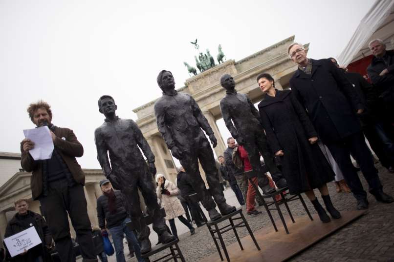 julian assange, protest, berlin