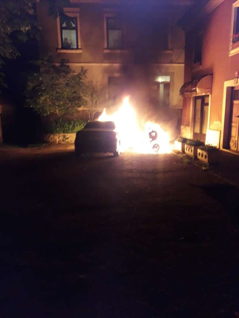 požar, avto, motorni kolesi