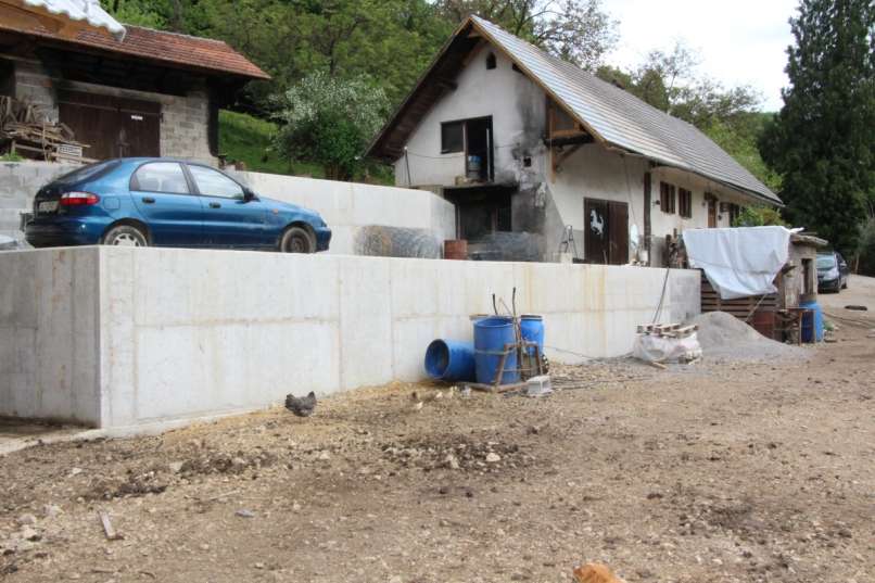 Družina Grivec, podporni zid