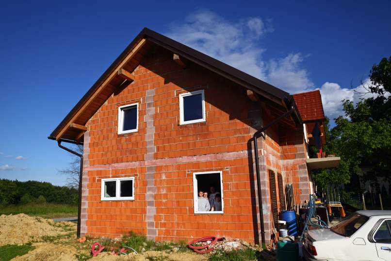Družina Pečar, nova hiša