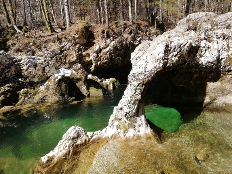 slonček, korita mostnice