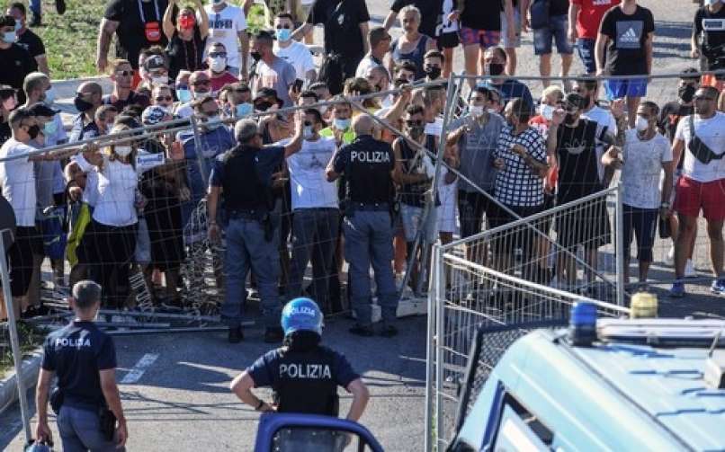 mondragone, protest, koronavirus, tuji-delavci