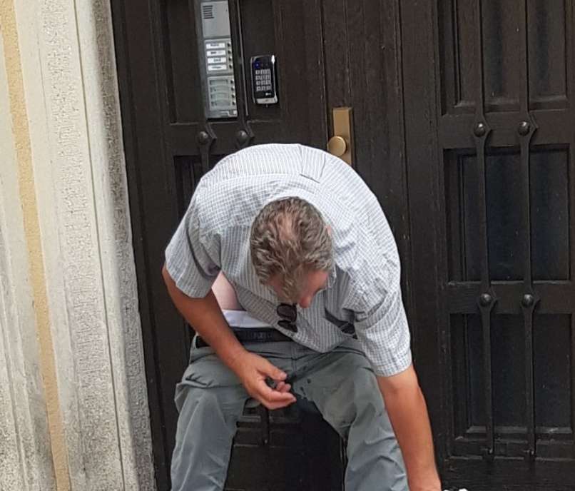 šarec, velika potreba, pred sedežem lmš in smc