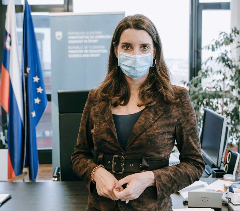 simona kustec