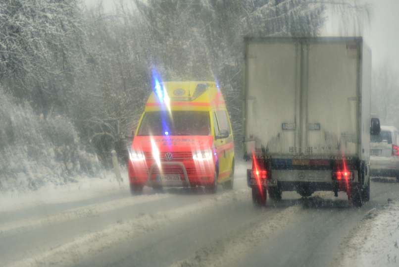 sneg, sneženje, rešilec, zima, plundra