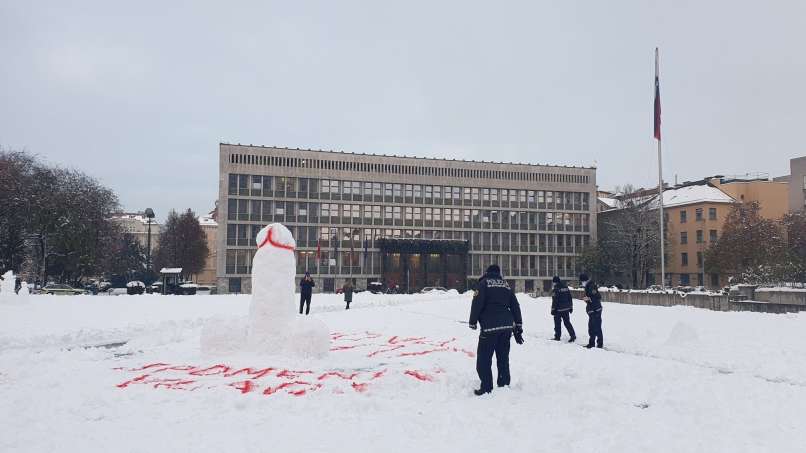 penis, parlament, protestna-skulptura