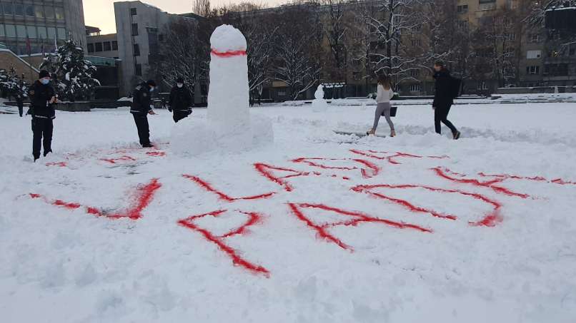 penis, parlament, protestna-skulptura