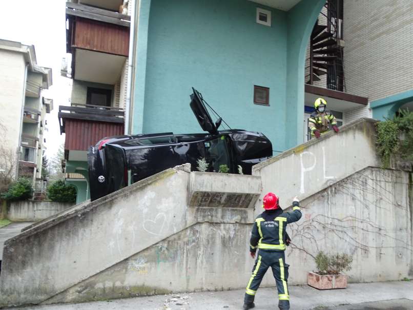 krško, nesreča, parkiranje, stopnišče