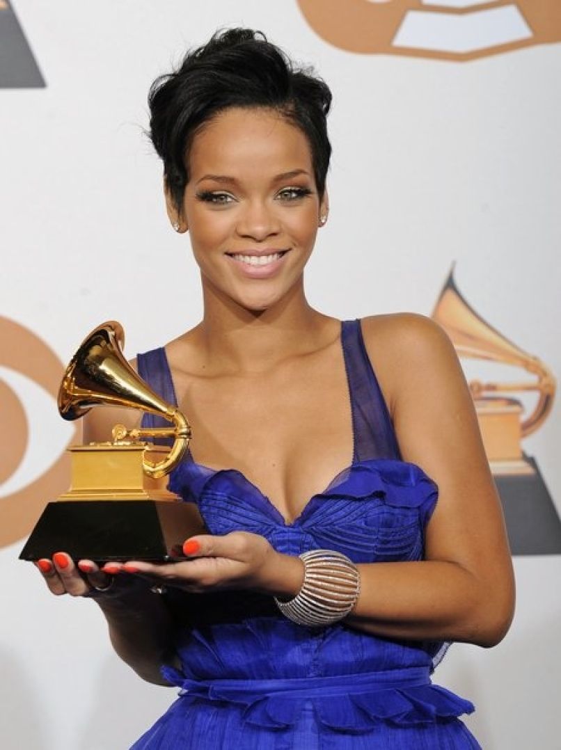 rihanna-at-2008-grammy-awards-1329479489-view-1