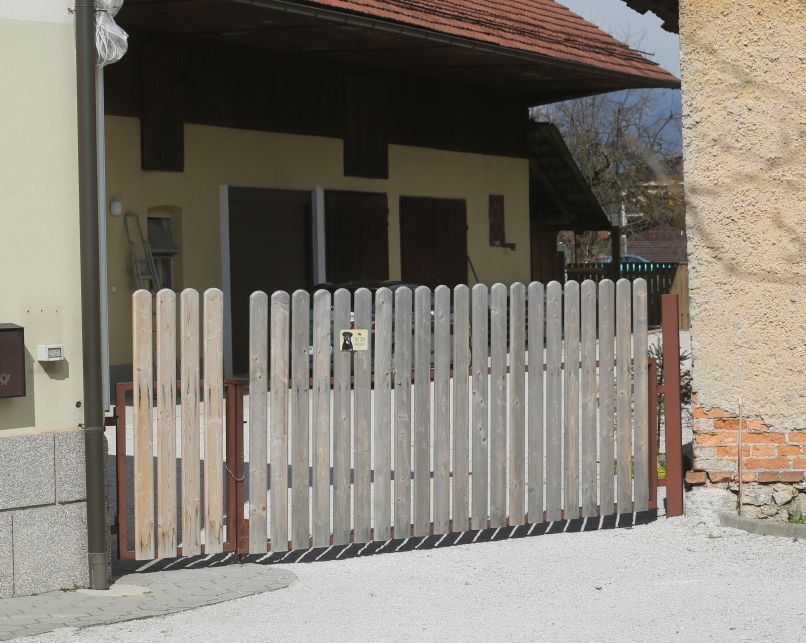 hiša, mengeš, napad-pes