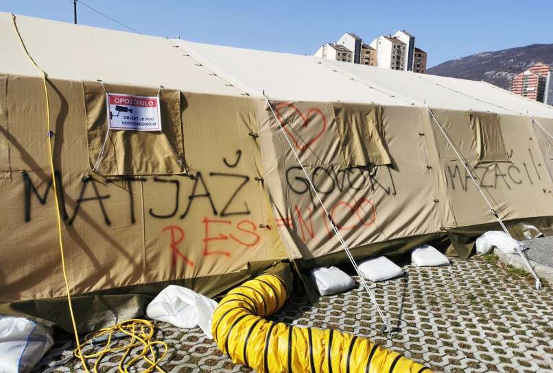 mazači, nova-gorica, grafit, vandalizem, šotor