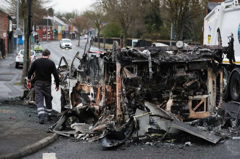 belfast, zažgan avtobus