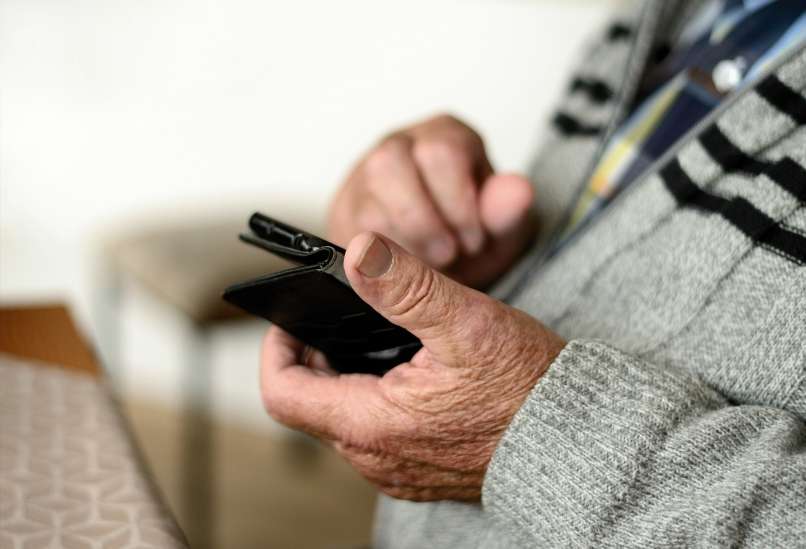 telefon, telefoniranje, pogovor, upokojenec, mobitel