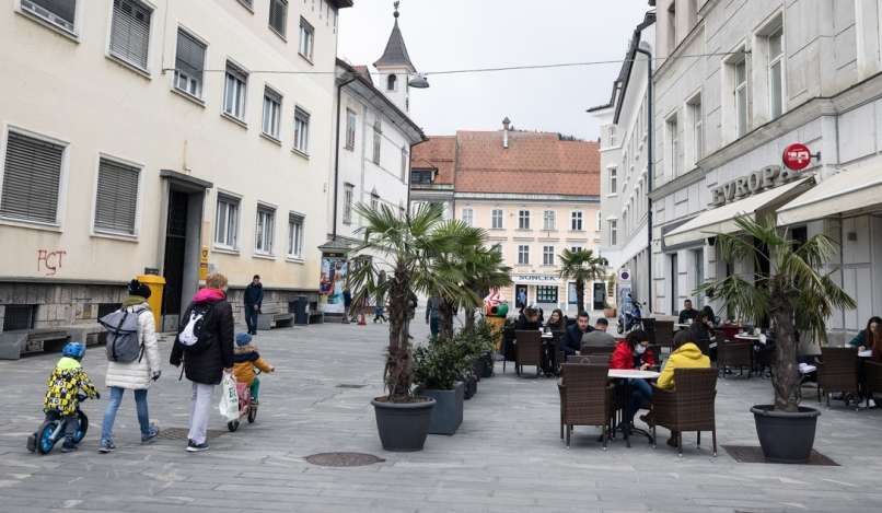 kranj, koronavirus, covid-19, lokal, terasa, restavracija, gostilna, mize, stoli
