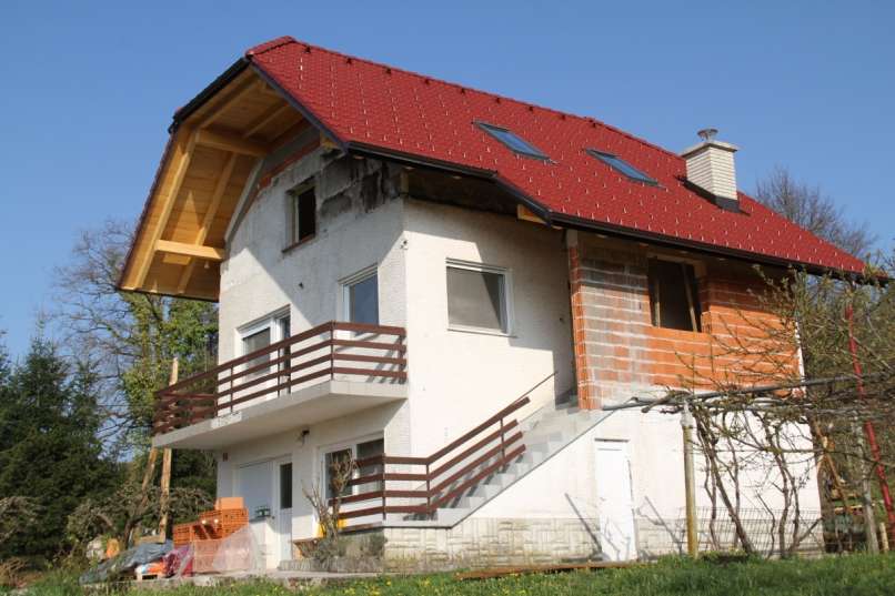 družina urbančič, nova streha