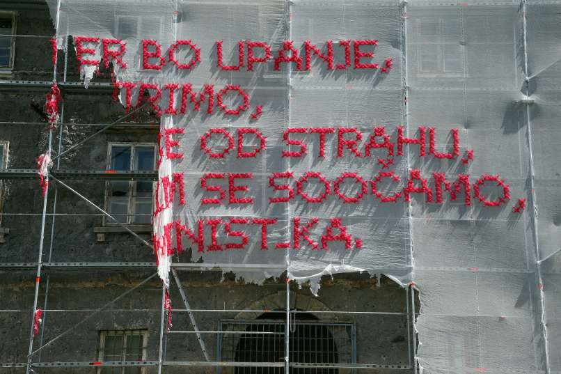 uničeno-umetniško-delo-solange-na-pročelju-cukrarne