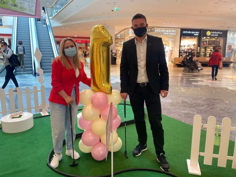 Pevka Nuša Derenda in direktor ALEJE Toni Pugelj (foto LIME \'N\' LEMON)