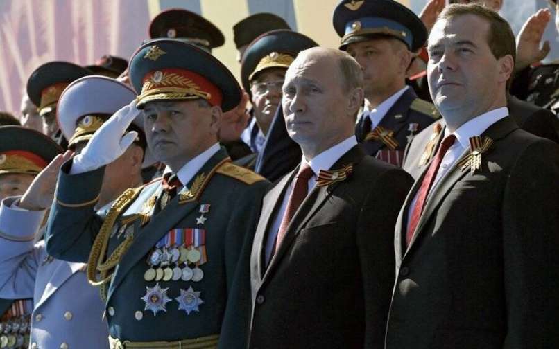 Sergej Šojgu in Vladimir Putin 2014 Wikimedia Commons