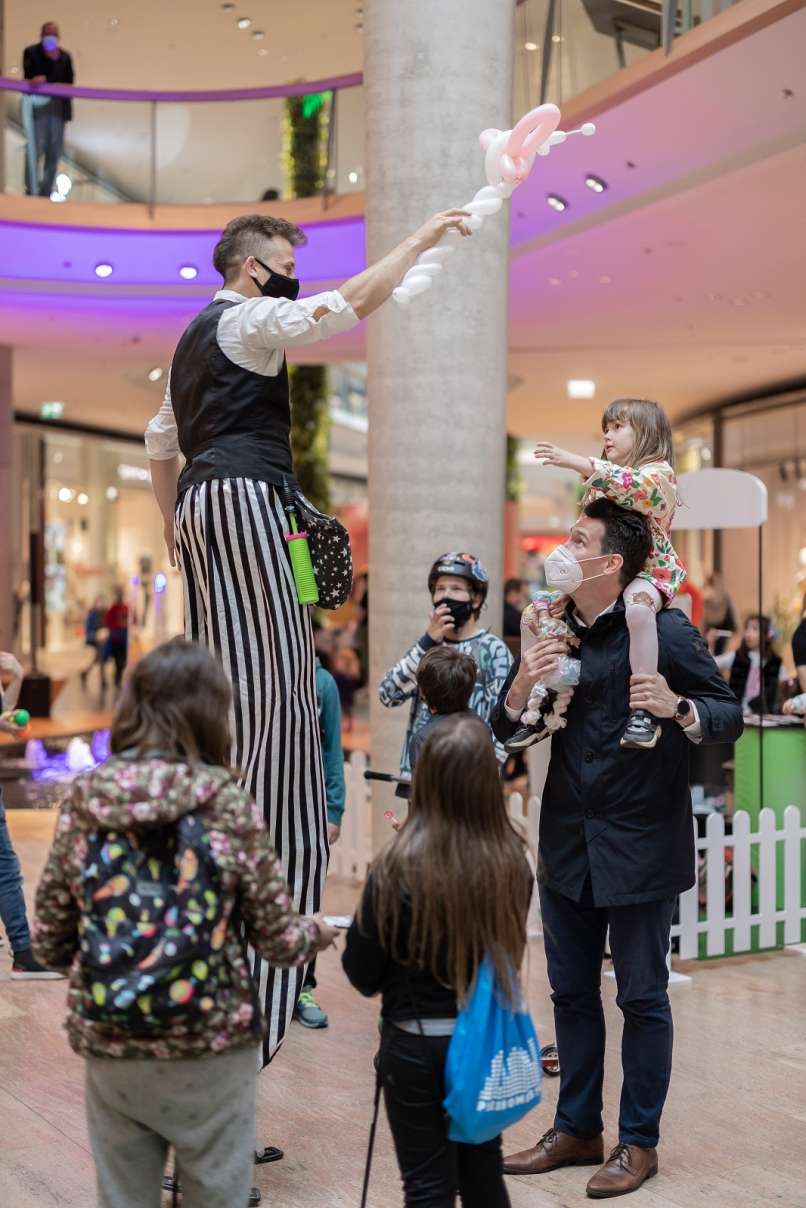 Mož s hoduljami je navdušil najmlajše (foto Žiga Intihar)