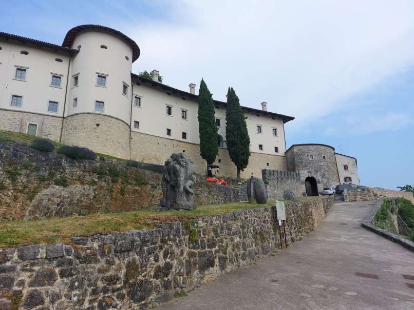 stanjel entrance