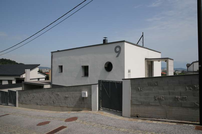 hiša, pod golovcem
