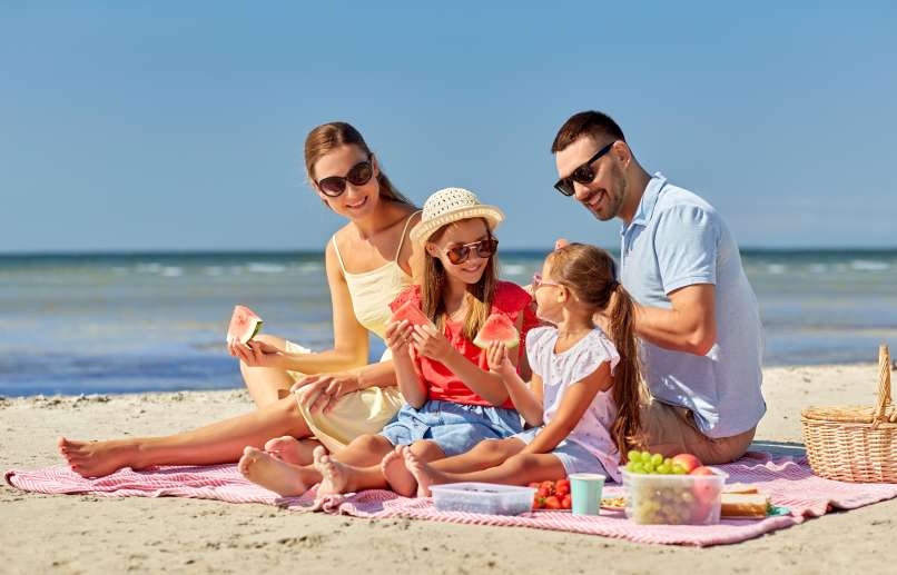 DRUŽINA NA PLAŽI, PIKNIK, POLETJE