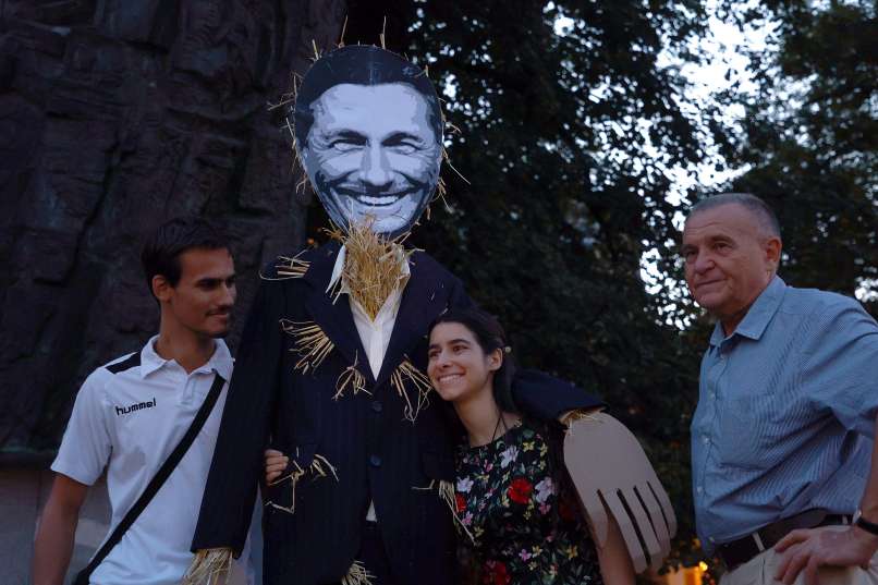 petkov-protest, borut-pahor, slamnata-lutka