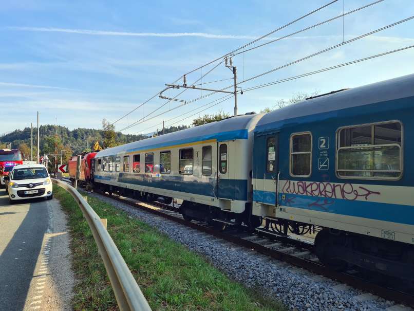 železniška-nesreča, podnart, potniški-vlak, delovni-stroj