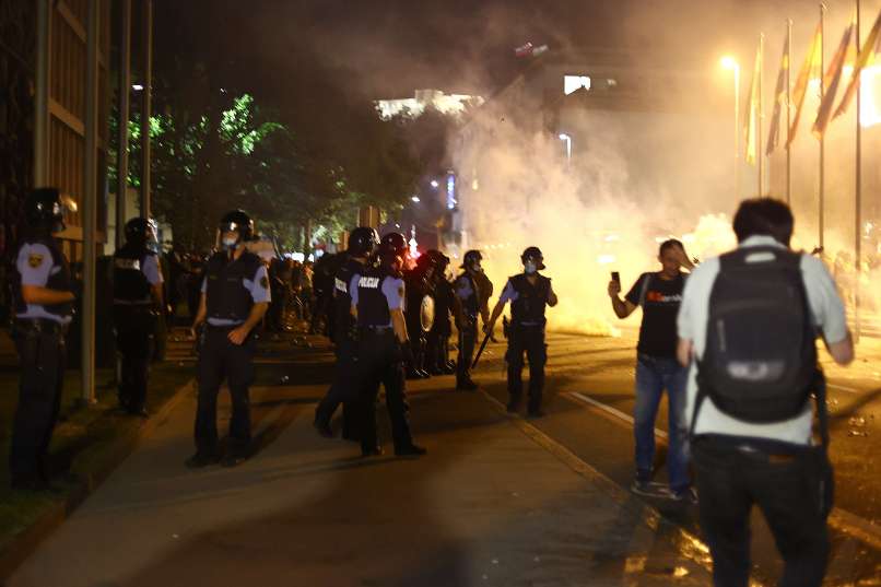 protest pct dz policija solzivec pirotehnika