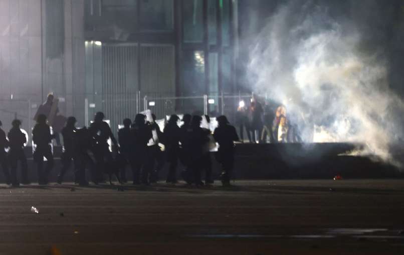 protest, policija, solzivec