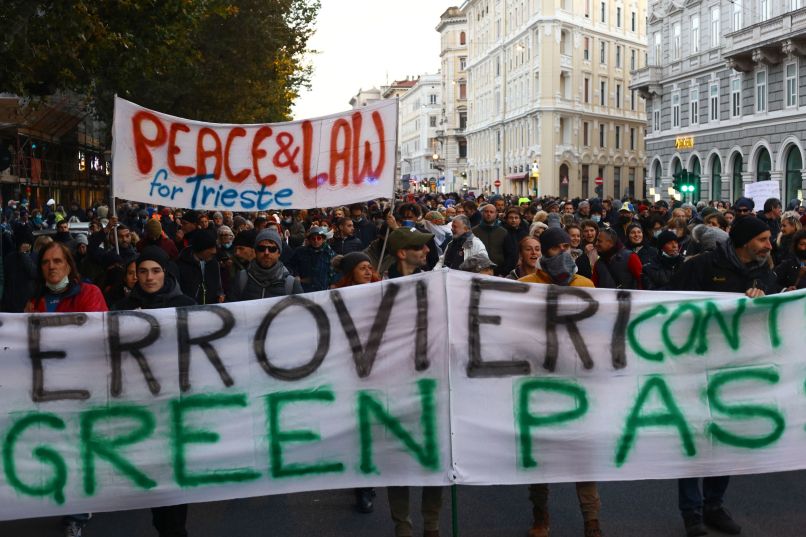 protest, trst, covidno-potrdilo