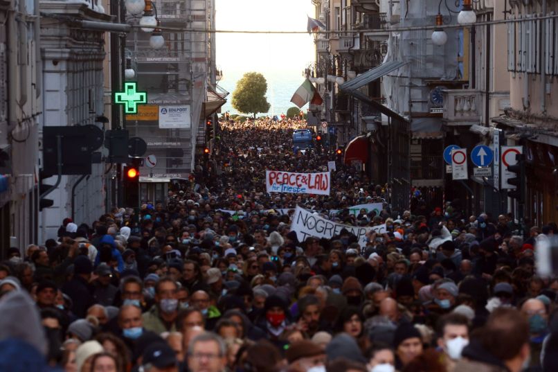 protest, trst, covidno-potrdilo