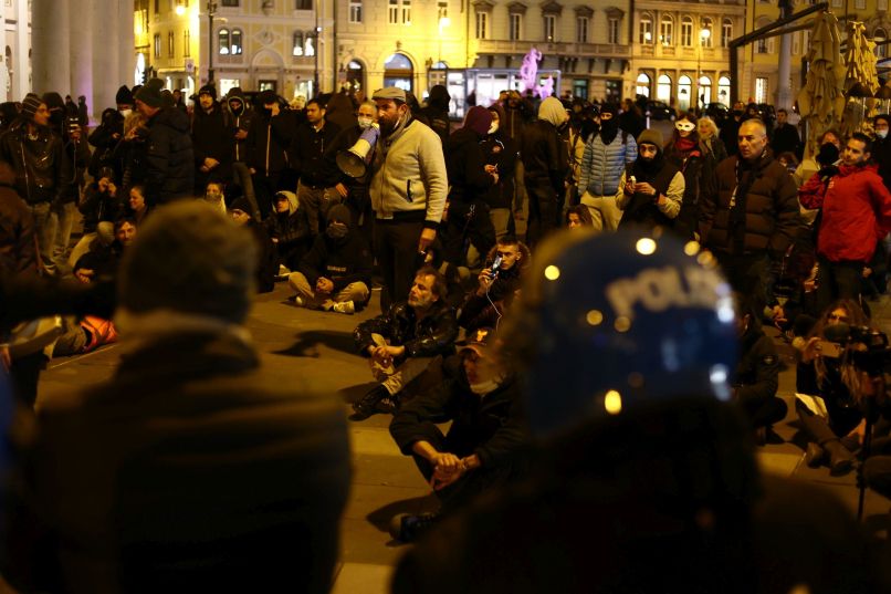 protest, trst, covidno-potrdilo