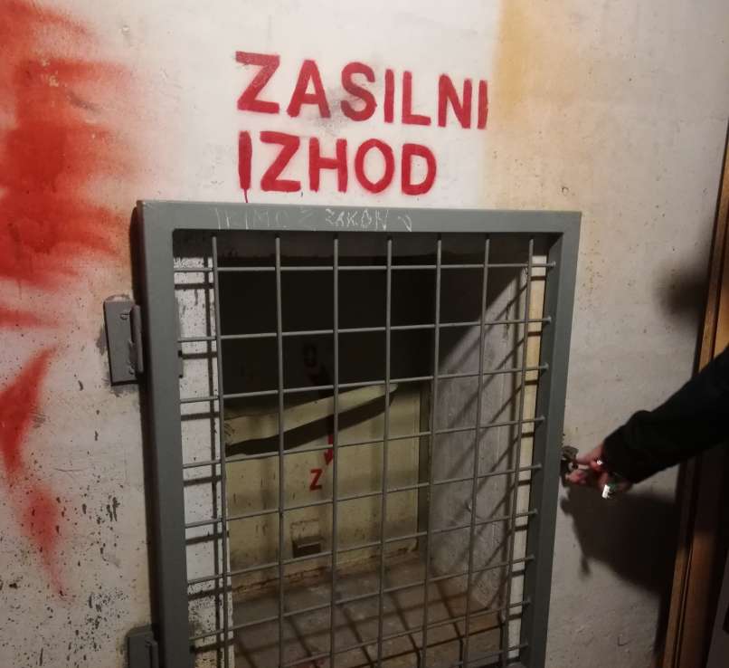 zasilni izhod