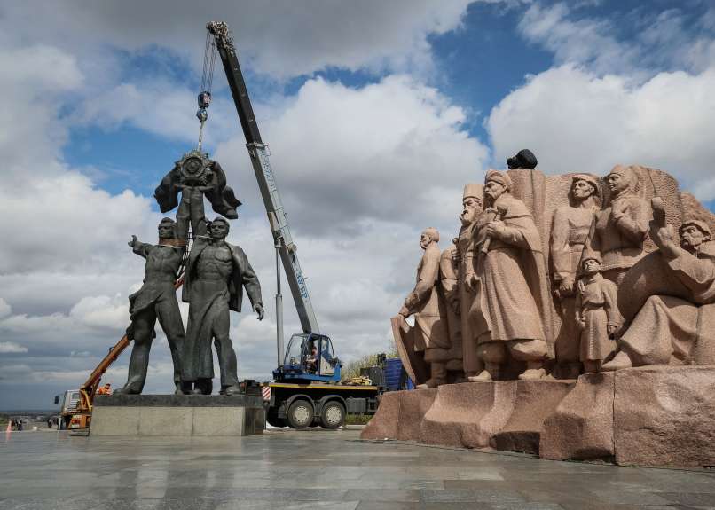 2022-04-26T173916Z_454441981_RC2ZUT90DPNE_RTRMADP_3_UKRAINE-CRISIS-MONUMENT