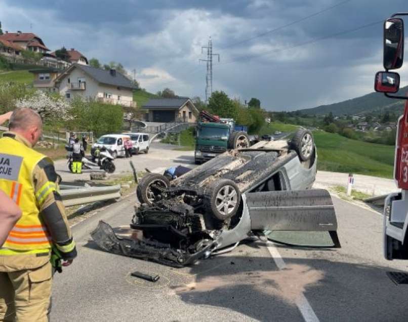 avto na strehi, goričica, moravče