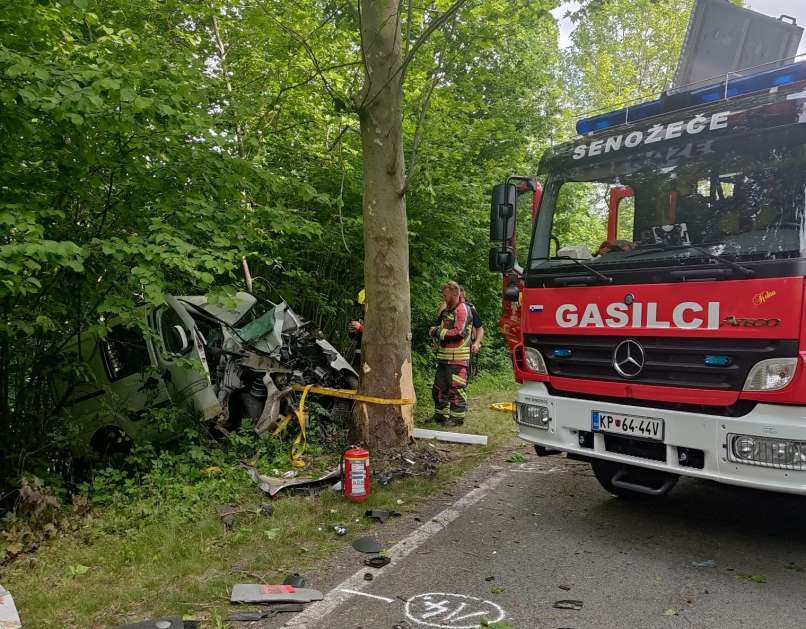 senožeče, kombi, prometna-nesreča, drevo