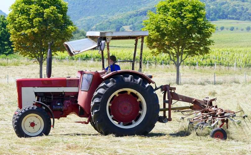 tractor-g63f0590f9_1920