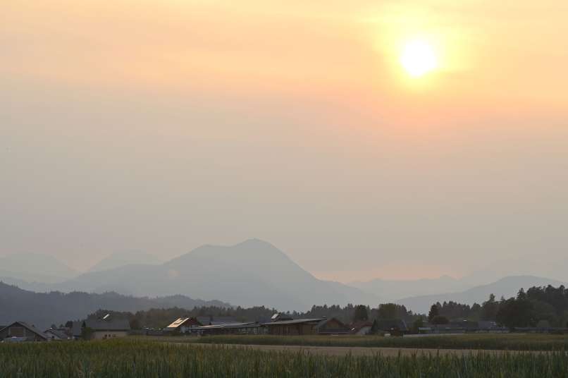 sončni-zahod, dim, požar-na-krasu