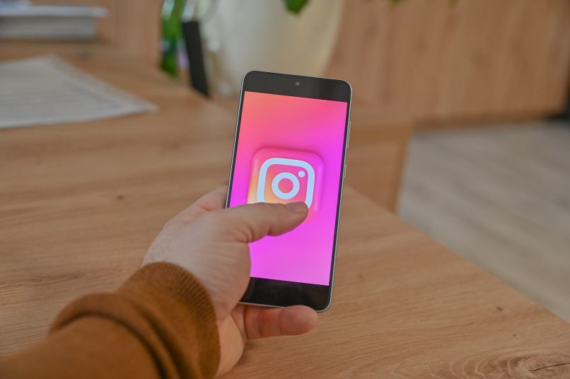 družbena-omrežja, socialna-omrežja, instagram, facebook, telefon, mobitel, influencerji