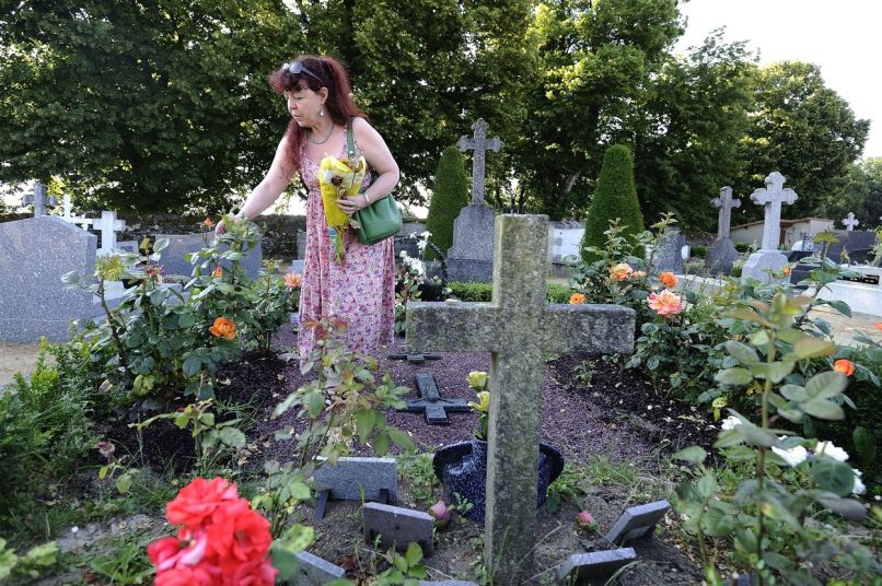 Roselyne Duringer, ustanoviteljca muzeja, skrbi tudi za igralčev grob nedaleč od gradu