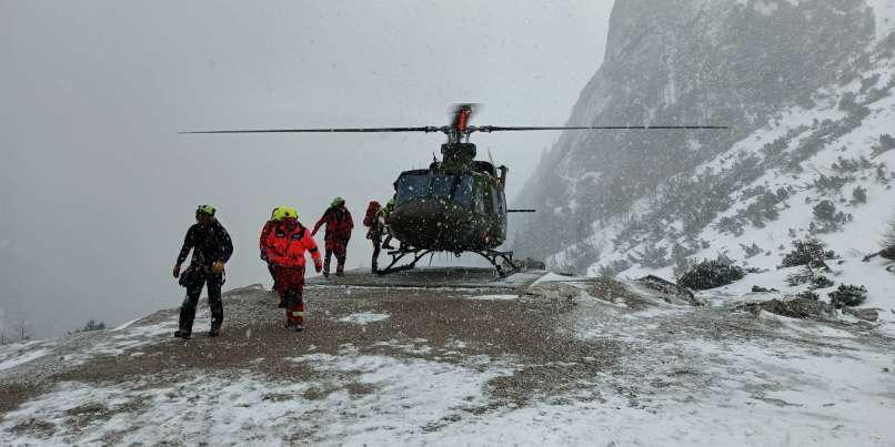 mala-mojstovka, snežni-plaz, helikopter