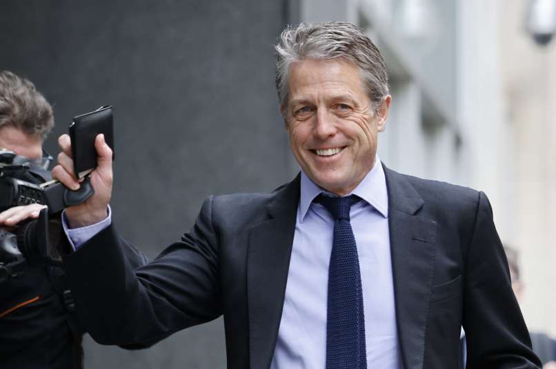 Igralec Hugh Grant zapušča vrhovno sodišče v središču Londona