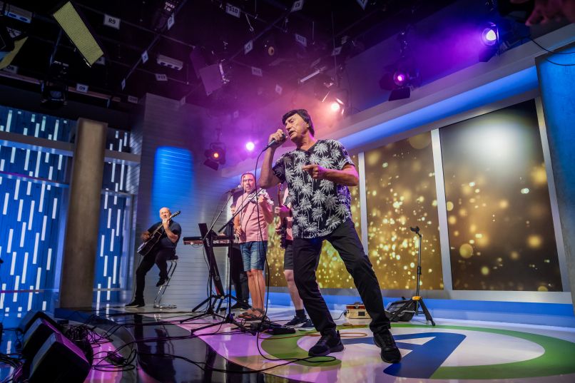 Zapel je dve skladbi s svojega novega albuma