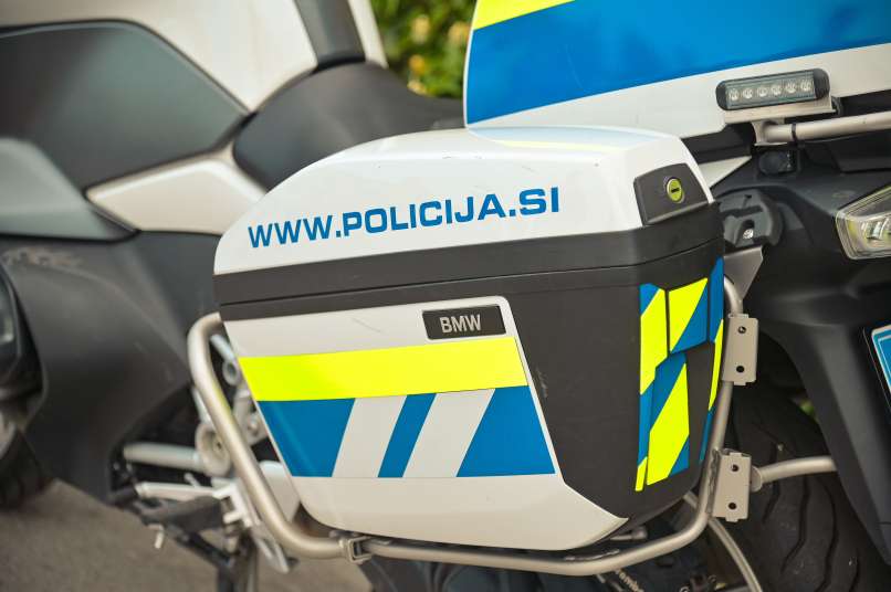 simbolična, policija, prometna-enota, policijska-enota-s-službenimi-psi