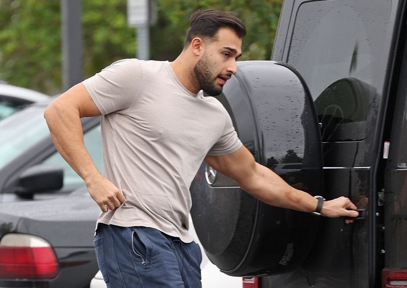 Sam Asghari trdi, da ga je Britney Spears napadla med spanjem, kar je povzročilo modrico pod njegovi